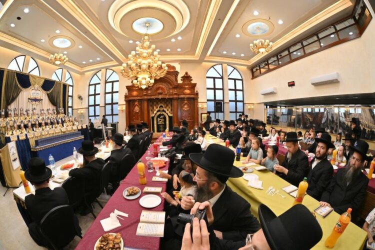 חומש סעודה לילד ת"ת כלל חסידי אשדוד. צילום: יהושע פרוכטר