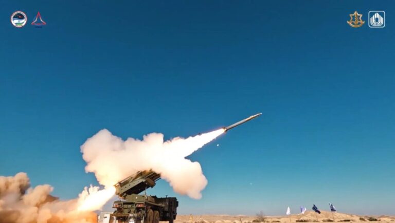 אזעקה צבע אדום טיל טילים רקטה רקטות מלחמה עזה איראן חמאס חות׳ים לבנון כיפת ברזל