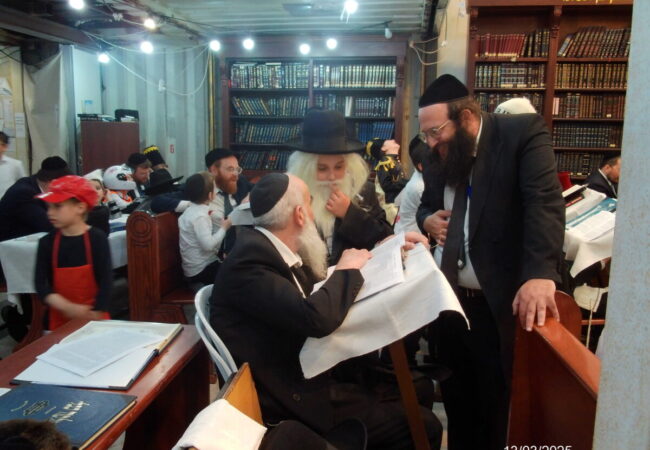 ראש הישיבה שליטא משתעשע בלימוד עם ילד המחופש לרהי ' ר' אשר'