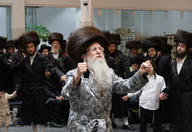 האדמור ממעליץ בריקוד מצווה טאנץ