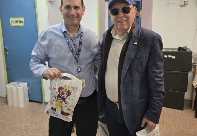 סגן ראש העיר שמעון כצנלסון וראש אגף משאבי אנוש באסותא אשדוד תבור אנושי