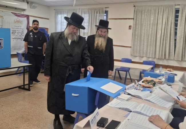 האדמו״ר משאץ אשדוד מצביע בבחירות