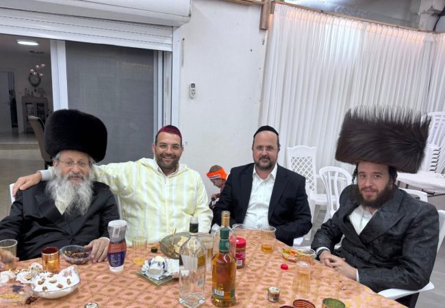 חברי סיעת אגודת ישראל בביתו של חיים אמסילי מש״ס בחגיגות המימונה