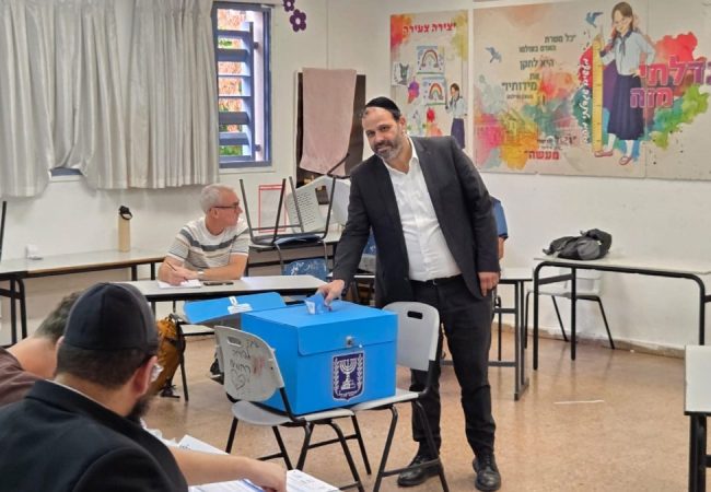 ח״כ ינון אזולאי מצביע בבחירות
