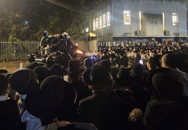 ההדלקה בראשות כ״ק מרן האדמו״ר ממעליץ