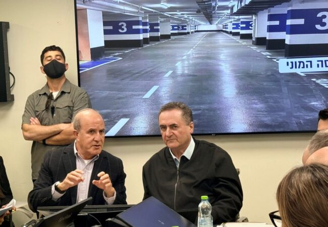 שר הביטחון עם ראש העיר בדיון הערכת המצב באשדוד. צילום: לירון מולדובן