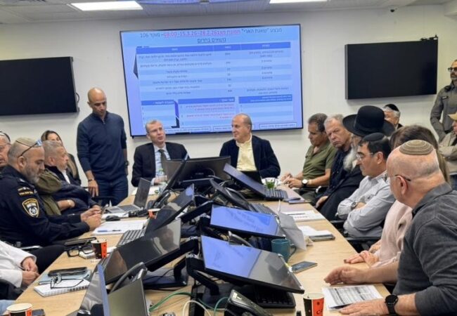 שר המשפטים יריב לוין בדיון הערכת מצב בחמ״ל העירוני בעיריית אשדוד