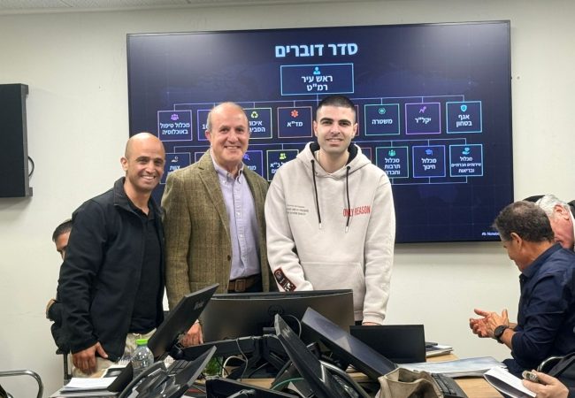 אופק לוי לצד ראש העיר במהלך הדיון הביטחוני בחמ״ל העירוני באשדוד