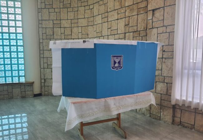 הקלפיות כבר התרוקנו מאנשים בשעות הבוקר המאוחרות.  צילום: חרדים אשדוד