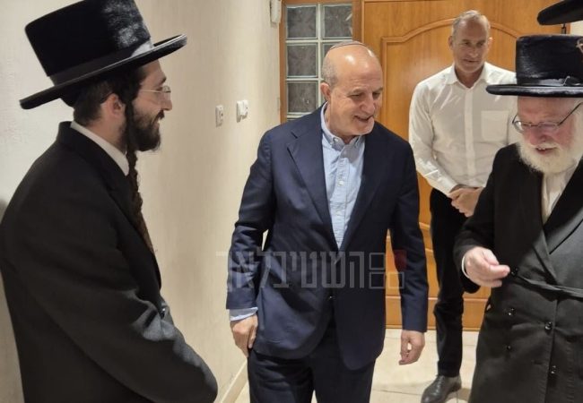ראש העיר ד״ר יחיאל לסרי וחבר המועצה אפרים וובר בכניסה לרבי מבעלזא