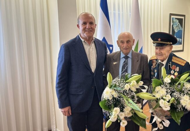 ראש העיר אשדוד ד״ר יחיאל לסרי עם ניצולי השואה