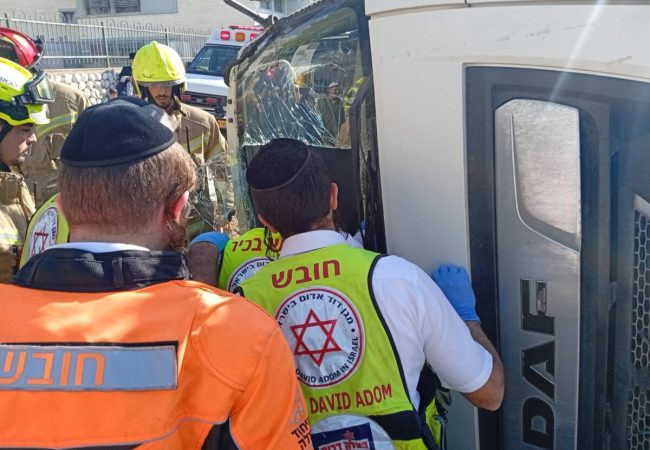 משאית הפוכה בתאונה באשדוד. צילום: מד״א הצלה דרום