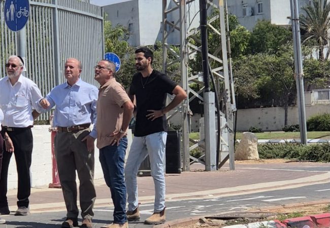 יורד לשטח. ראש העיר ד״ר יחיאל לסרי בסיור ברובע ז׳