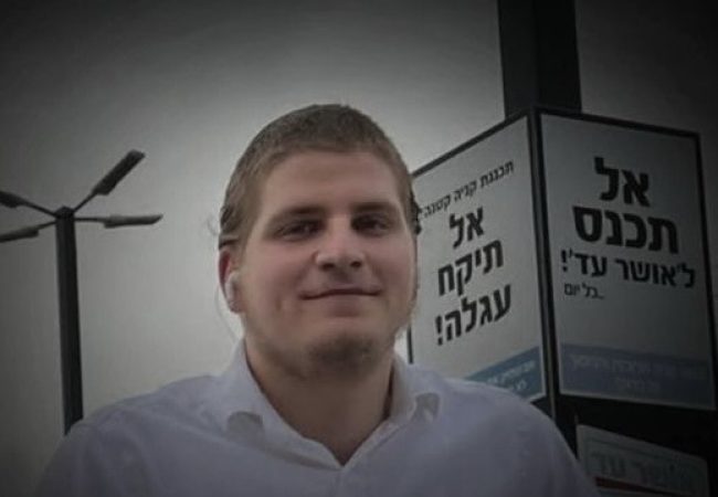 ארי קוטיינר ז״ל על רקע עבודתו באושר עד