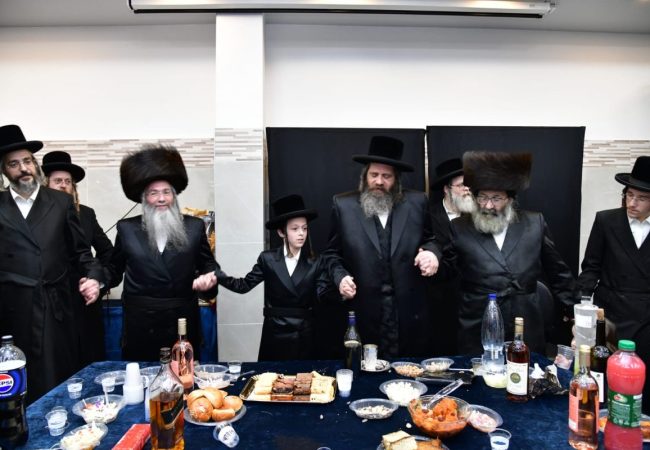 המנוח ר׳ ישראל נחמן לנדאו זצ״ל, לצד יבלחט״א כ״ק מרן האדמו״ר מפיטסבורג שליט״א, ובנו העסקן ר׳ שאול לנדאו שיחי׳