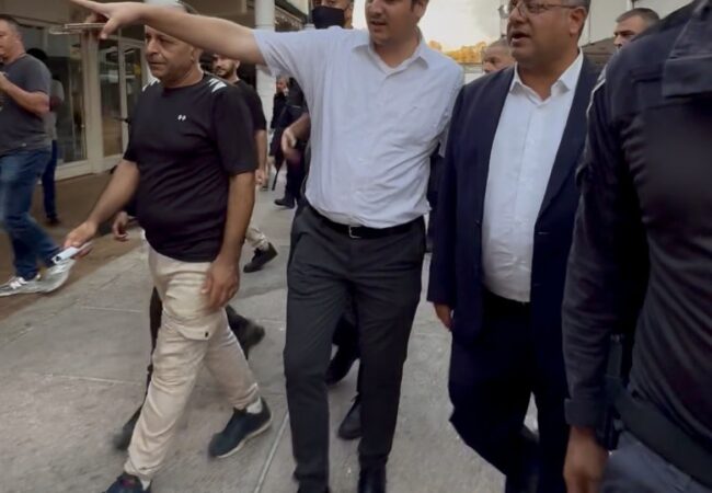 השר בן גביר ויועצו אריאל אלחרר במהלך סיור באשדוד