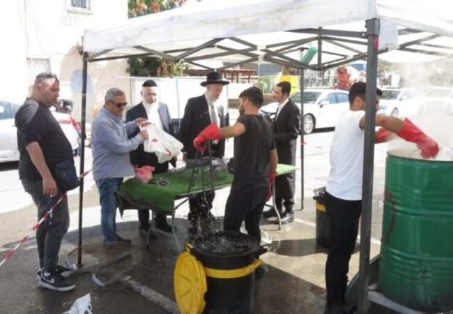 הרב שיינין והרב דהן בסיור במוקדי הגעלת הכלים בערב פסח באשדוד