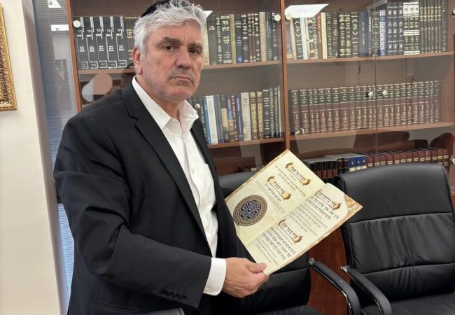 אבי אמסלם עם ההגדה של פסח