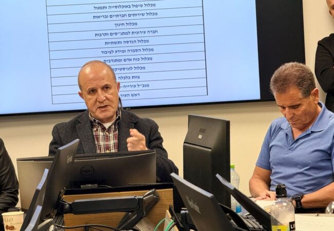 ראש העיר אשדוד ד״ר יחיאל לסרי בדיון הערכת מצב בעירייה