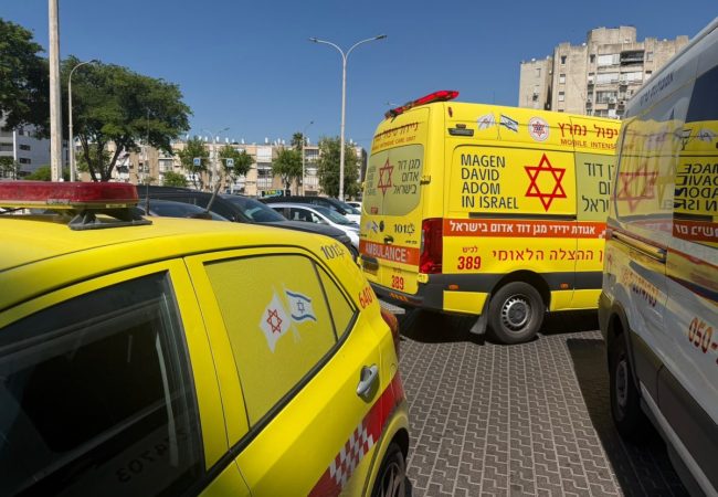 כוחות ההצלה בזירה. צילום: שמחה חסיד - מד״א הצלה דרום