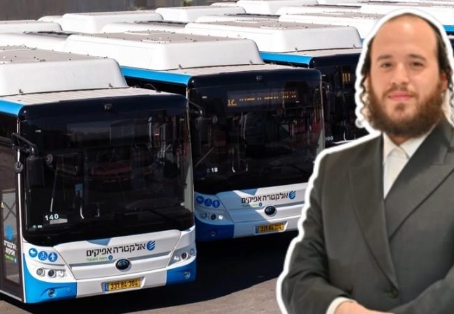 חבר מועצת העיר שמואל שוק ברקע אוטובוס של חברת אפיקים