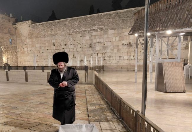 הרה״צ שלמה צבי אלתר שליט״א בכותל המערבי