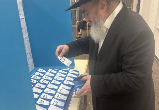 האדמו״ר רבי יקותיאל אבוחצירא שליט״א מצביע בבחירות