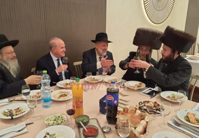 בכירי הפוליטיקאים בחתונת בת ח״כ יעקב טסלר. צילום: חרדים אשדוד