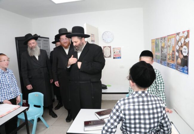 הרה״צ רבי שלמה צבי אלתר בסיור בדימונה. קרדיט: באדיבות המצלם
