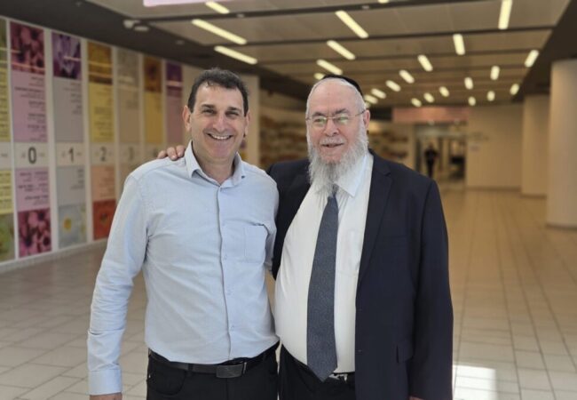 הרב חנניה צ'ולק, יו"ר עזר מציון, ותבור אנושי, ראש אגף משאבי אנוש בבית החולים הציבורי אסותא אשדוד. צילום: דוברות אסותא אשדוד