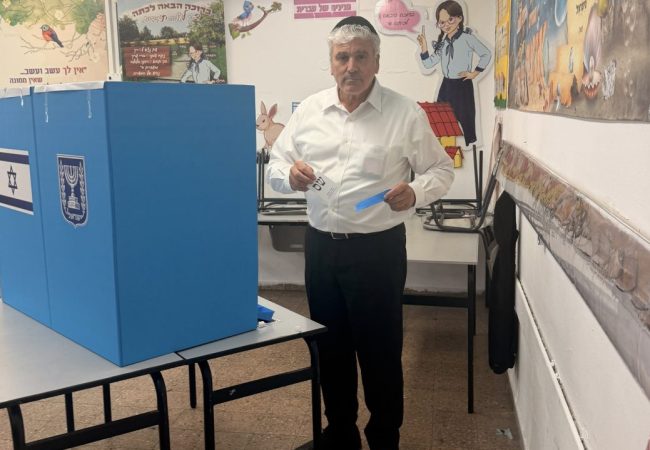 אבי אמסלם מצביע בבחירות