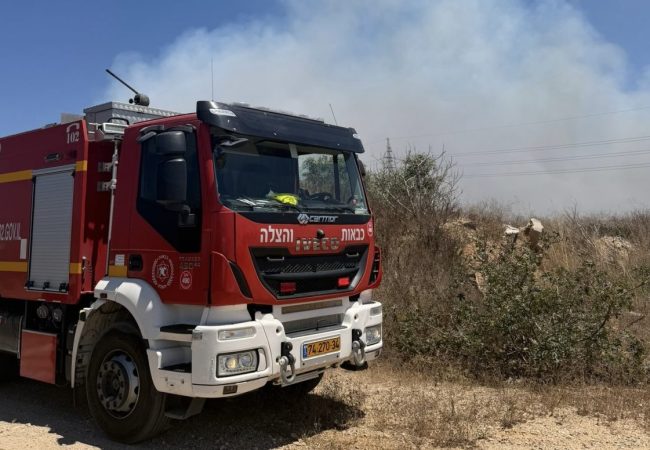 לוחמי האש בפעולה. צילום: דוברות כבאות והצלה לישראל.