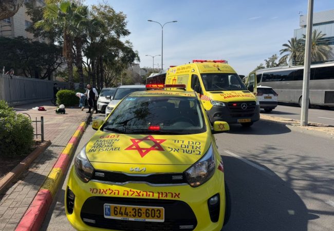 כוחות ההצלה בזירה בה התמוטטה ברכבה