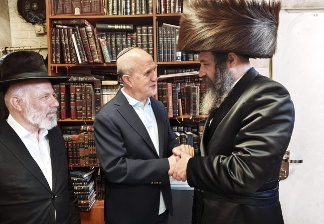 ראש העיר ד״ר יחיאל לסרי מתברך מהרבי מפיטסבורג