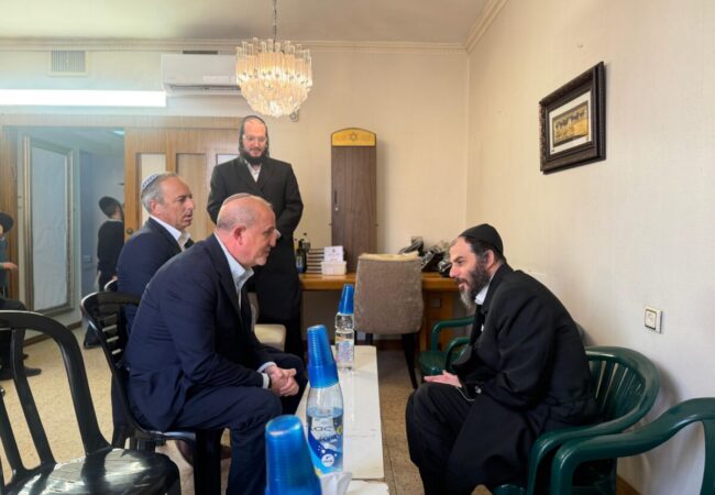 ראש העיר אשדוד ד״ר יחיאל לסרי בניחום אבלים אצל מוטי בבצ׳יק. צילום: חרדים אשדוד