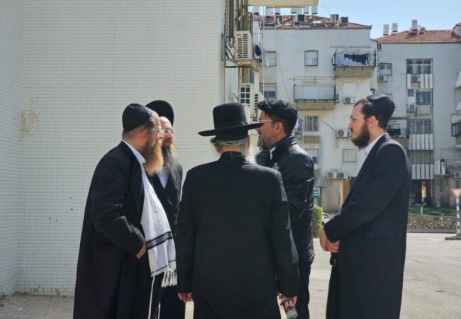 משתתפי הסיור בשיחה עם תושבים מקומיים ברובע החרדי