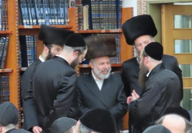 חבר המועצה עזרא שור בסיור באחד מוקדי ישיבת בני הזמנים