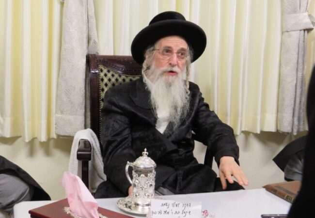 כ״ק מרן האדמו״ר ממעליץ שיבלחט״א יושב שבעה בביתו. צילום: יוסי לוי