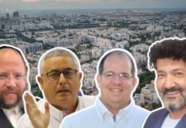מימין לשמאל: מהנדס העיר איאד בלעום, יו״ר הסכם הגג אייל דוידוביץ, מ״מ רע״ה ויו״ר ועדת תכנון ובנייה גבי כנפו, איש הנדל״ן יעקב רייניץ
