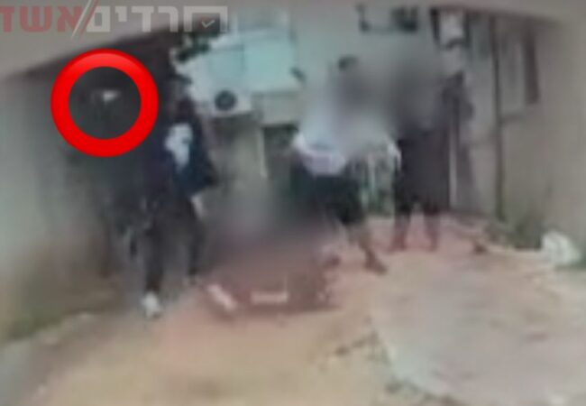 רגע התקיפה. בתמונה: אחד התוקפים עם המשקולת אבן רגע לפני תקיפת האברך