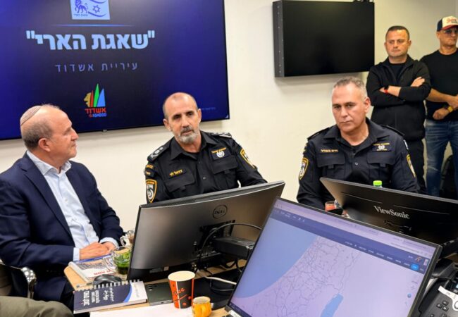 ראש העיר אשדוד יחד עם מפכ״ל המשטרה בדיון הערכת מצב