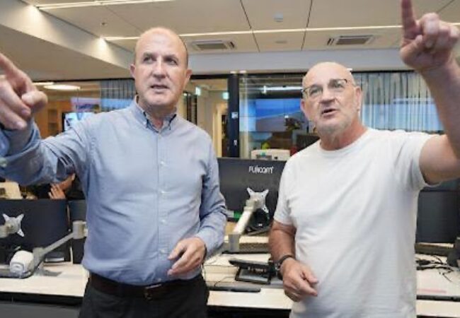 ראש העיר ד״ר יחיאל לסרי ומנהל המוקד העירוני דוד דבש