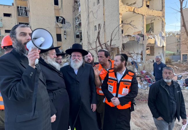 בנו של האדמו״ר מגור באזור הפגיעה בערד. לצידו בבצ׳יק ובורנשטיין