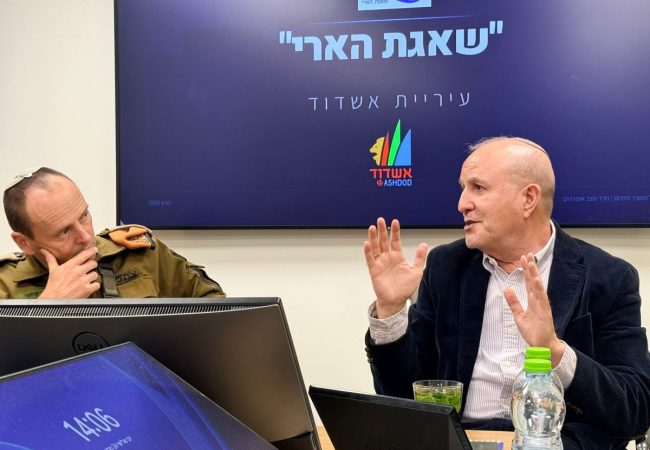 מפקד פיקוד העורף האלוף שי קלפר וראש העיר ד״ר יחיאל לסרי