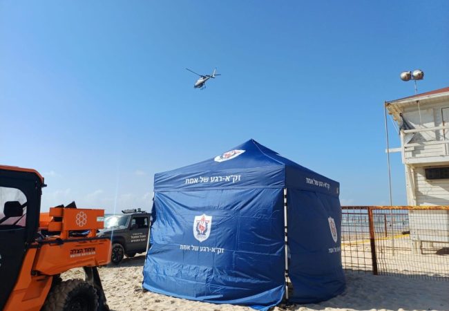 מתנדבי זק״א בחיפושים בחוף הנפרד בנתניה. צילום: זק״א