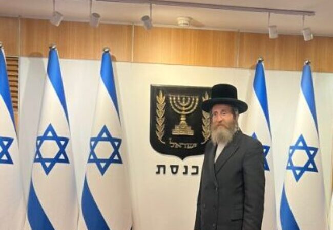 יעקב טסלר ליד דגל מדינת ישראל