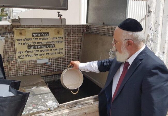 הרב עובדיה דהן בסמוך לאחד מהמקוואות לטבילת כלים באשדוד