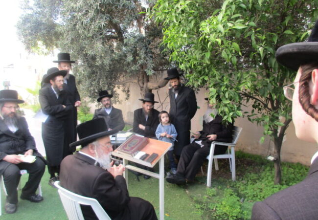 הרב יצחק משה ארלנגר לאחר ברכת האילנות בבית הרב ברוך הגר