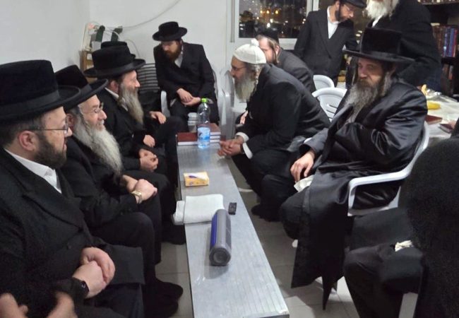 כ״ק מרן האדמו״ר מפיטסבורג בניחום אבלים אצל העסקן שאול לנדא