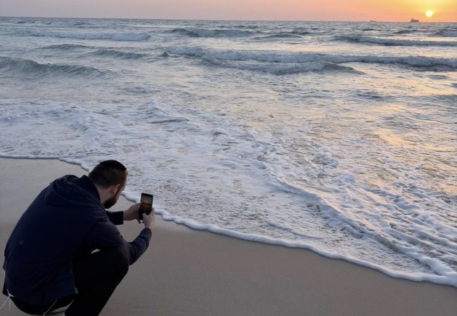 מיקי שפיצר בחוף העיר אשדוד
